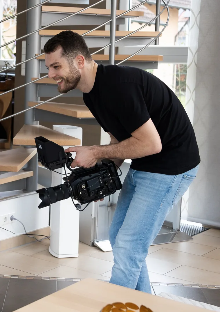 Constantin Raff bei der Arbeit, mit der Kamera in der Hand